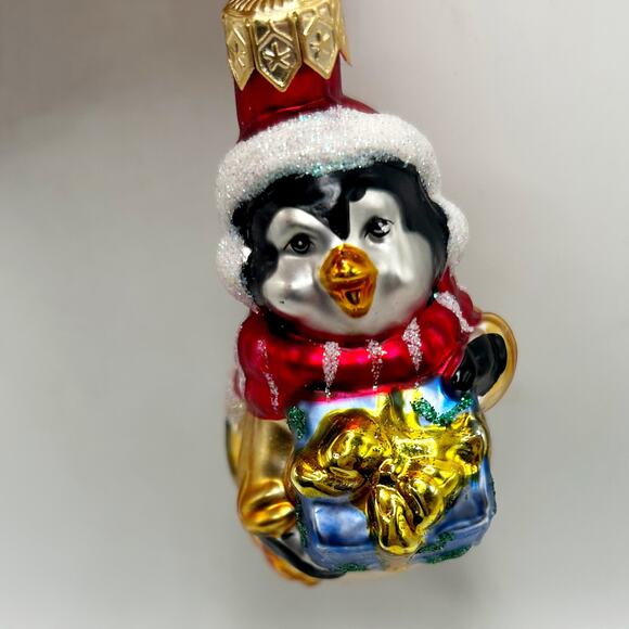 Thomas Pacconi Classics 2002 GLASS ORNAMENT, Penguin Santa Hat With Gift, 3.5” - Picture 3 of 6
